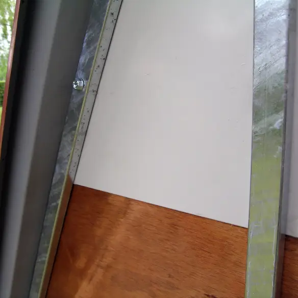 Arrière du poulailler à terre pour poules