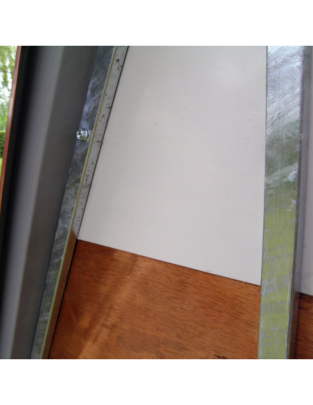 Arrière du poulailler à terre pour poules Arrière du poulailler à terre pour poules