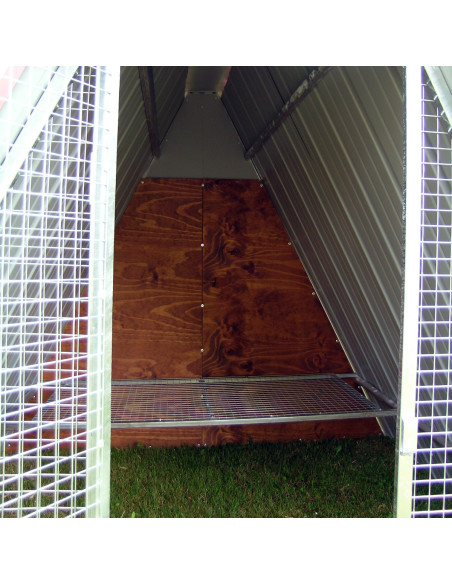 Intérieur du poulailler à terre avec perchoir Intérieur du poulailler à terre avec perchoir