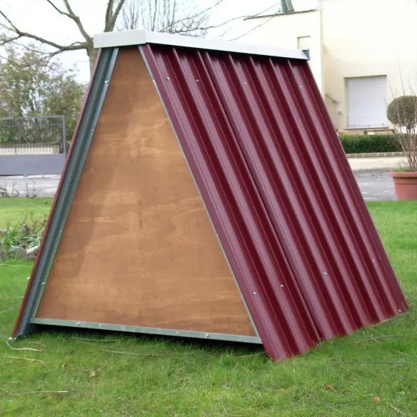 Arrière du petit poulailler avec fond surélevé