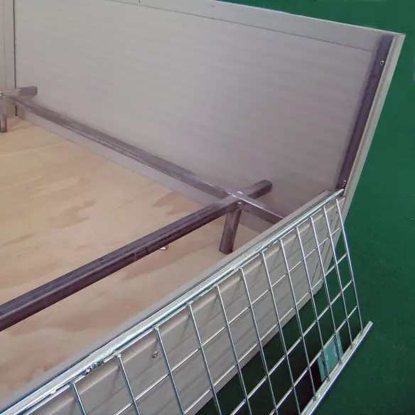 Bord anti-écrasement dans caisse de mise bas isotherme