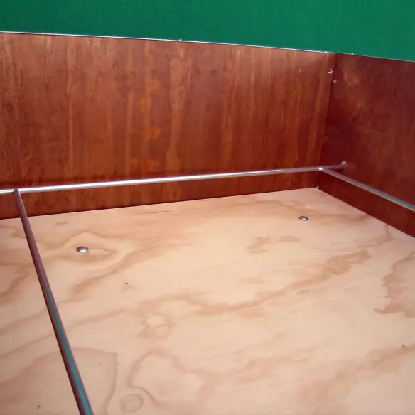 Bord anti-écrasement dans caisse de mise bas en bois