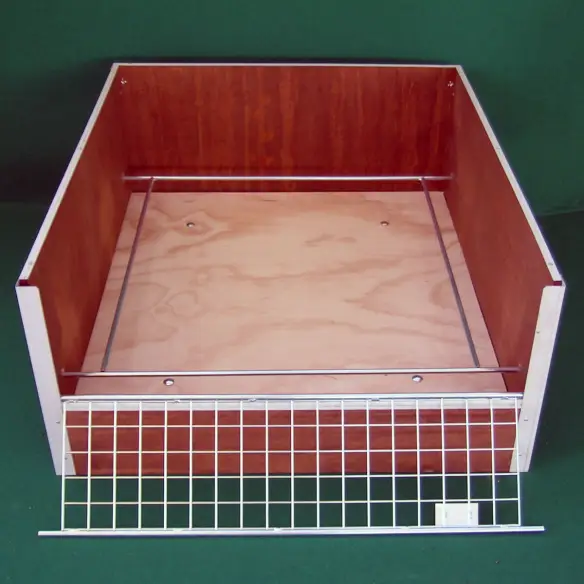 Passage pour chien dans caisse de mise bas en bois