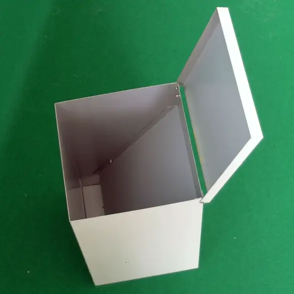 Ouverture de la mangeoire pour chien à trémie