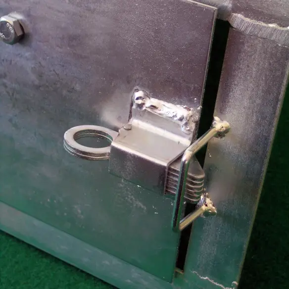 Fermeture avec loquet de la gamelle pivotante double pour chien