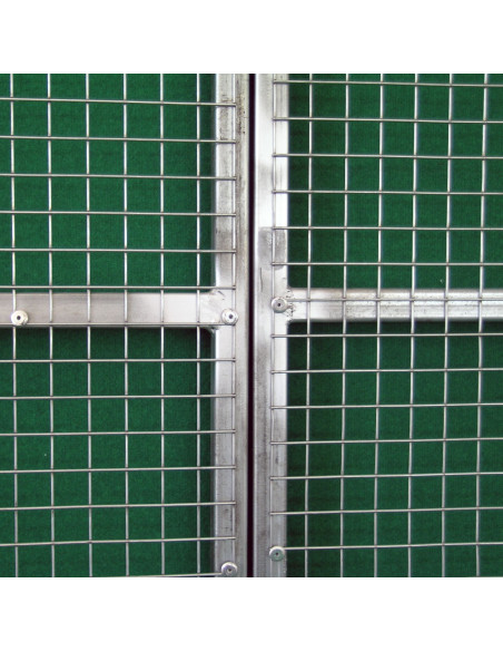Fixation du grillage à la structure de la volière