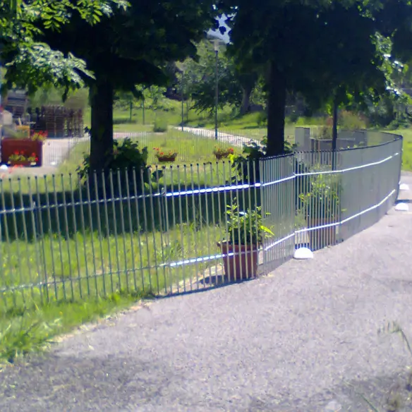 Parc pour chiots en barreaux galvanisés dans le jardin