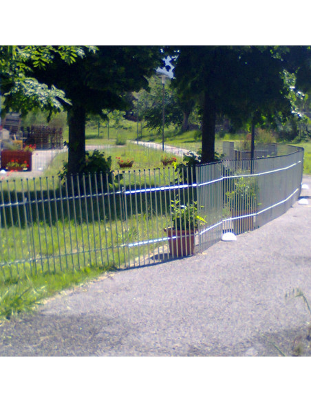 Parc pour chiots en barreaux galvanisés dans le jardin