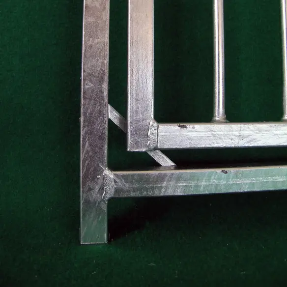 Blocage de porte d’accès pour chenil à barreaux