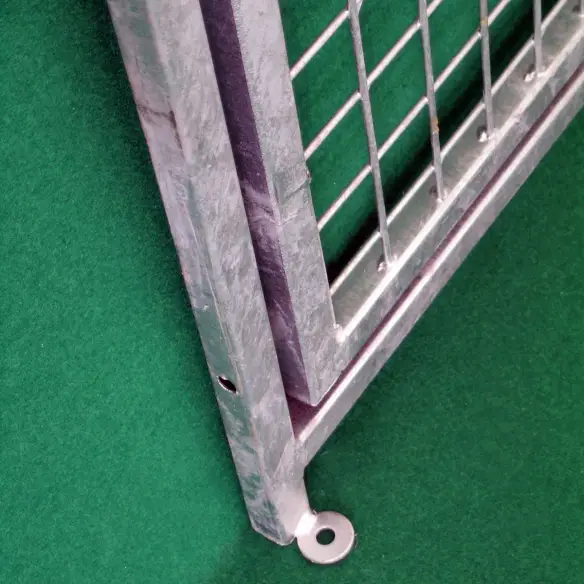 Fixation au sol du panneau en grillage pour chenil