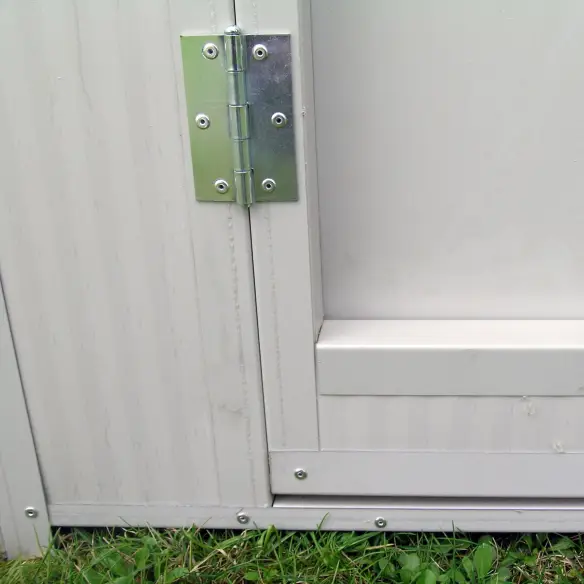 Porte avec chatière coulissante de la niche pour grand chien