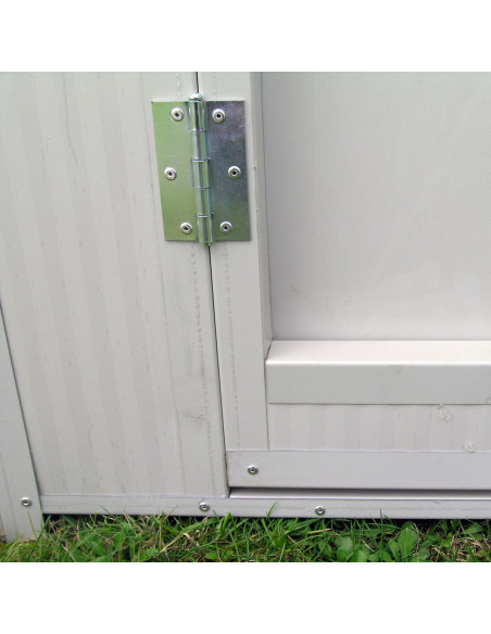 Porte avec chatière coulissante de la niche pour grand chien