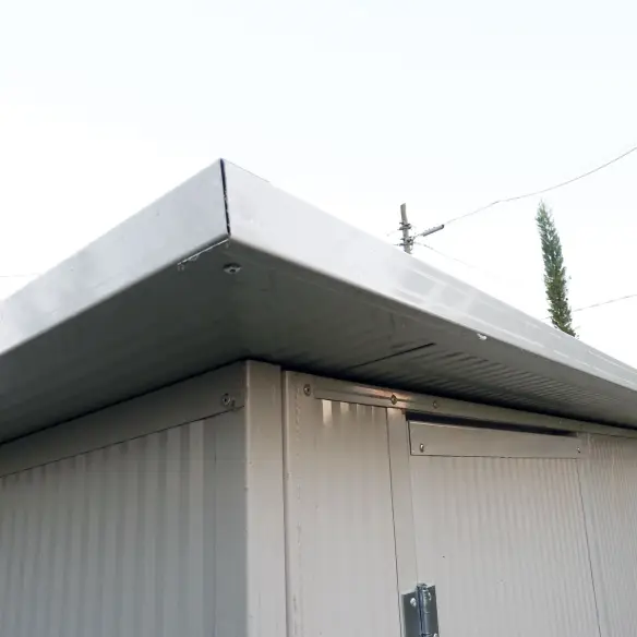 Détail de la niche isolée pour grand chien