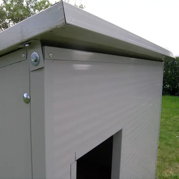 Détail du toit de la niche blanche pour grand chien