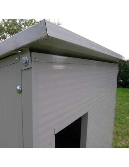 Détail du toit de la niche blanche pour grand chien