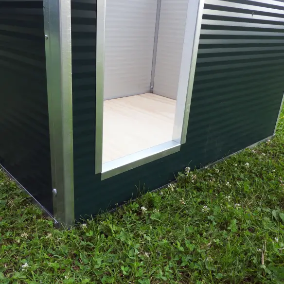 Entrée du chien dans la niche verte