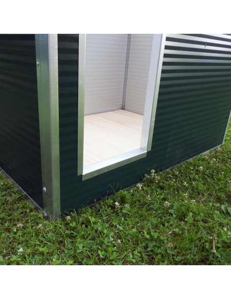 Entrée du chien dans la niche verte