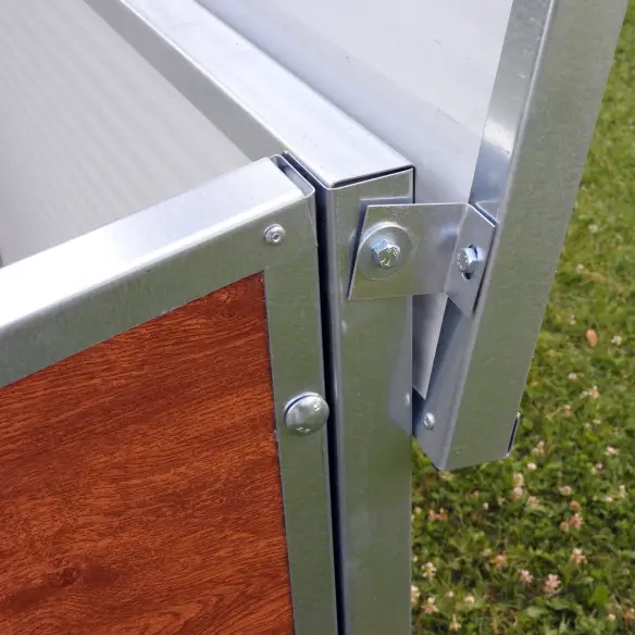 Détail du toit de la niche effet bois pour grand chien