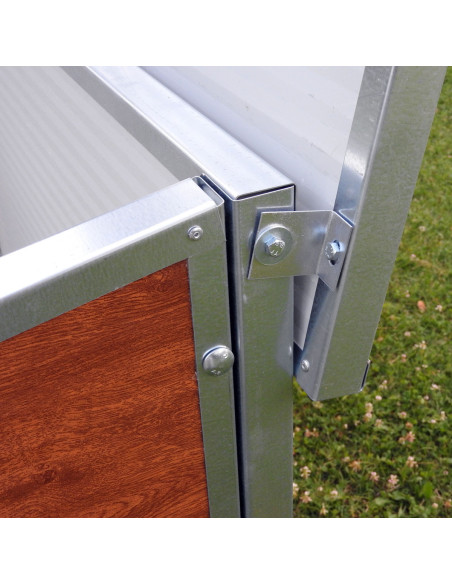 Détail du toit de la niche effet bois pour grand chien