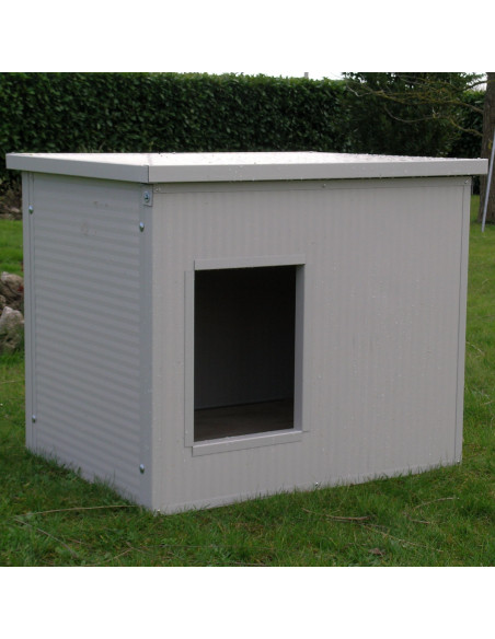 Niche blanche extérieure pour chien isolée pour l’hiver