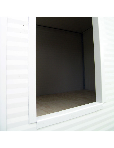 Entrée du chien dans la niche blanche