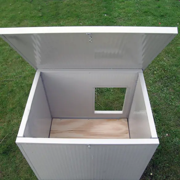 Intérieur de la niche blanche pour chien