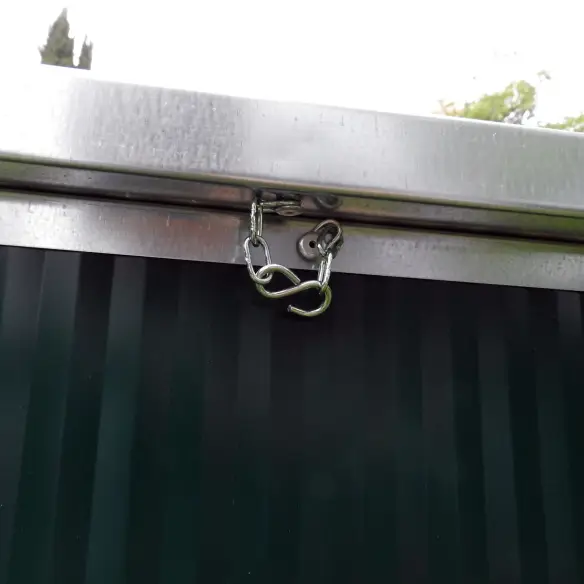 Fixation arrière du toit de la niche verte