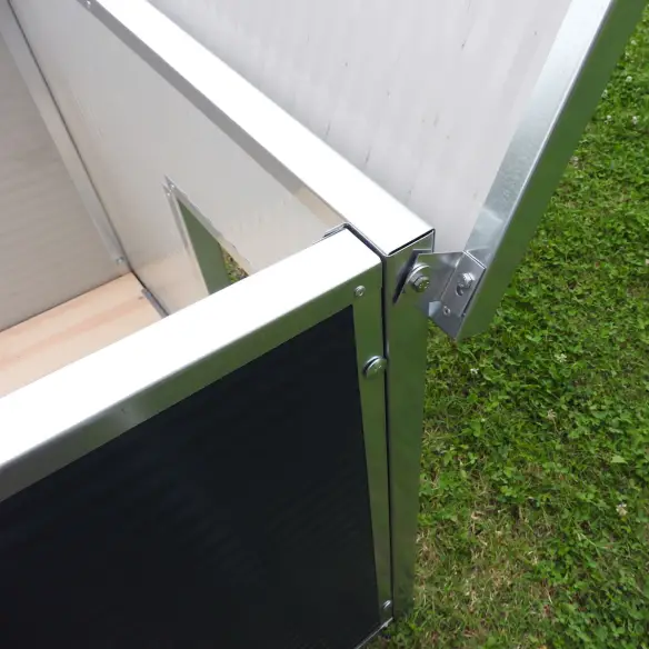 Détail du toit ouvrant de la niche verte