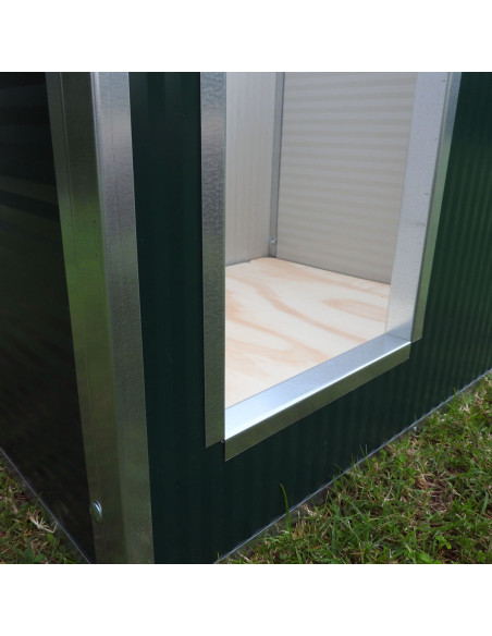 Entrée du chien dans la niche verte