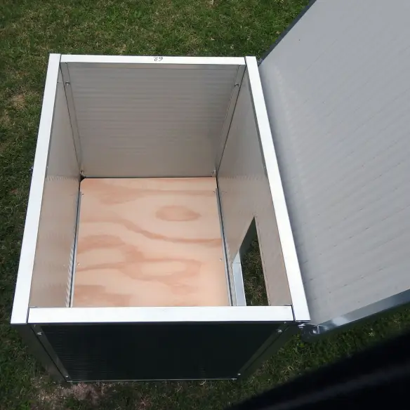 Intérieur de la niche verte pour chien