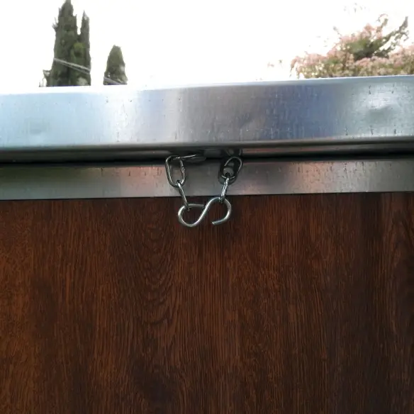 Fixation arrière du toit de la niche effet bois