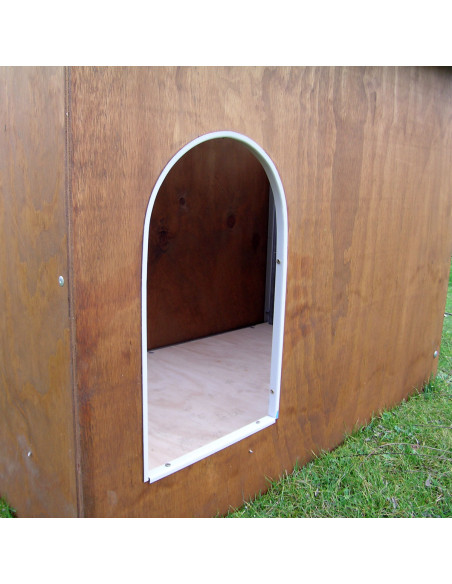 Entrée du chien dans la niche en bois