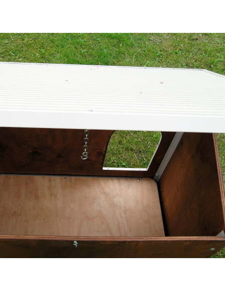 Intérieur de la niche en bois pour grand chien
