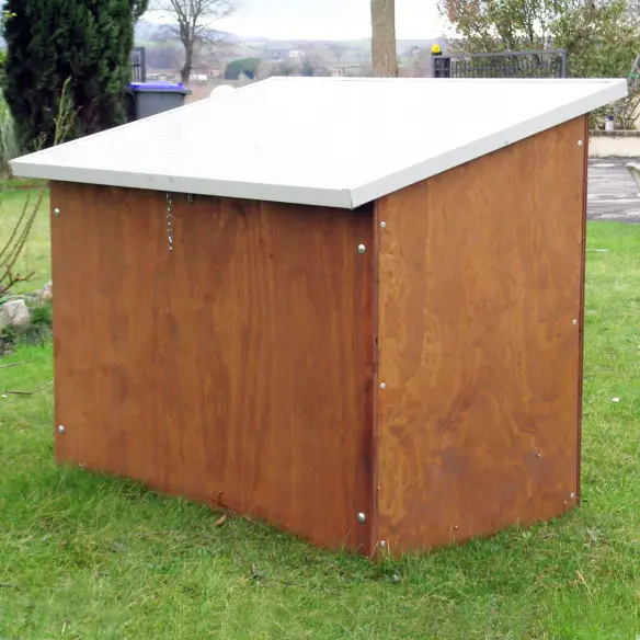 Arrière de la niche en bois pour grand chien