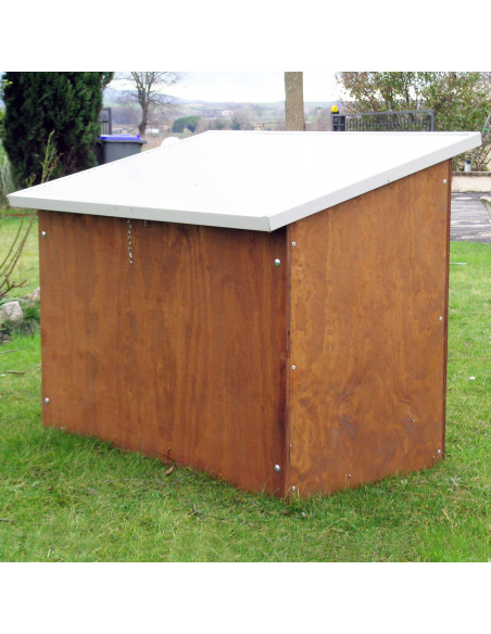 Arrière de la niche en bois pour grand chien