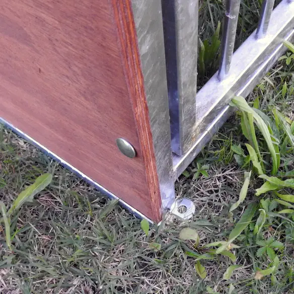 Fixation au sol du chenil pour chien Labrador 200x240 cm