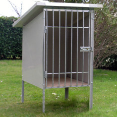 Box d’attente pour chien en panneaux galvanisés