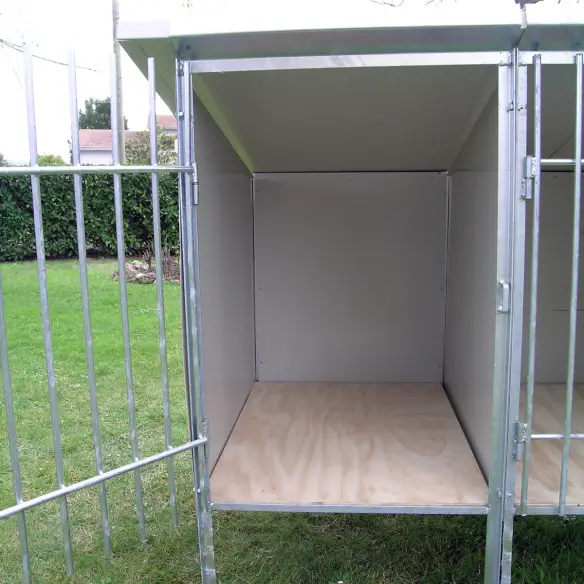 Intérieur du box d’attente pour chien