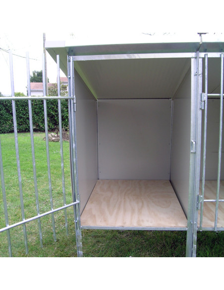 Intérieur du box d’attente pour chien