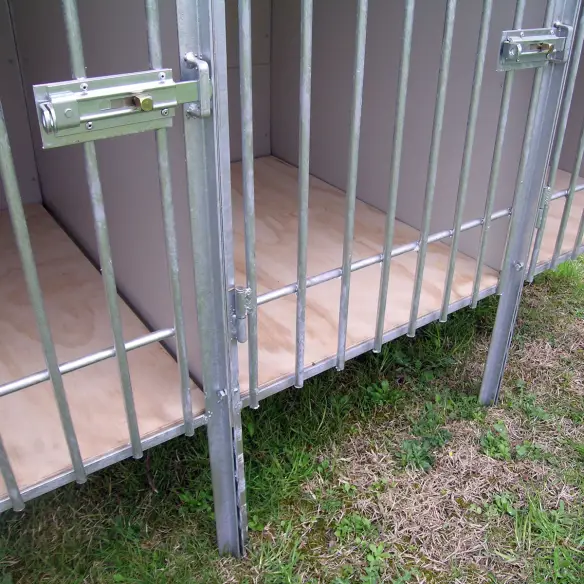 Porte d’accès du box d’attente pour chien