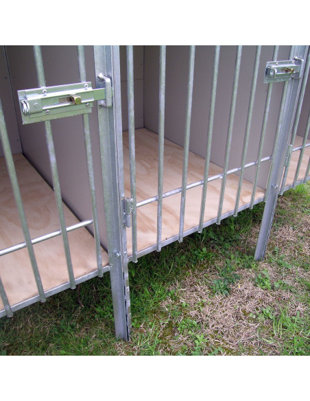 Porte d’accès du box d’attente pour chien
