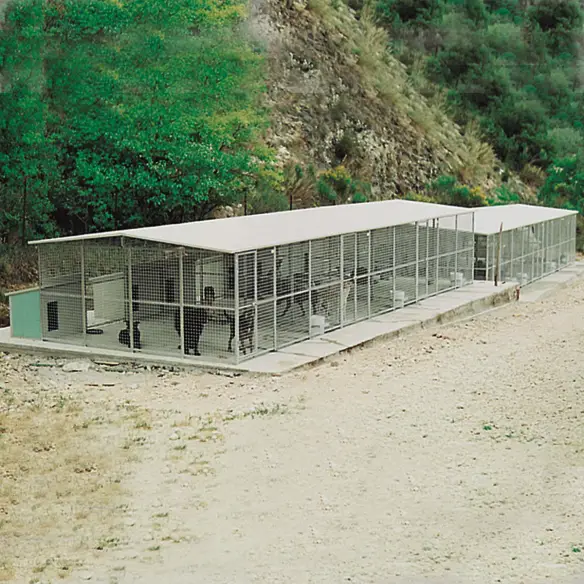 Chenils modèle Eco avec niches Doberman montés en série