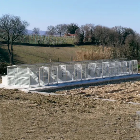 Chenils modèle Eco avec niches Doberman montés en série