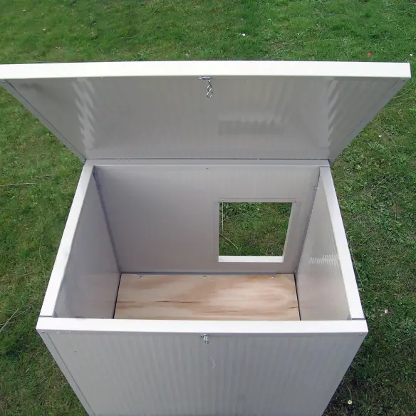 Niche extérieure isolée pour petits chiens blanche et grise