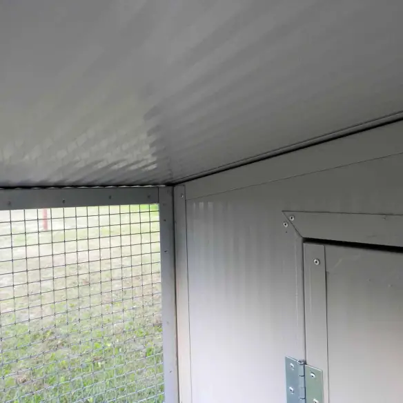 Détail panneau isolant et grillage chatterie extérieur