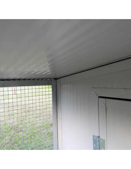 Détail panneau isolant et grillage chatterie extérieur