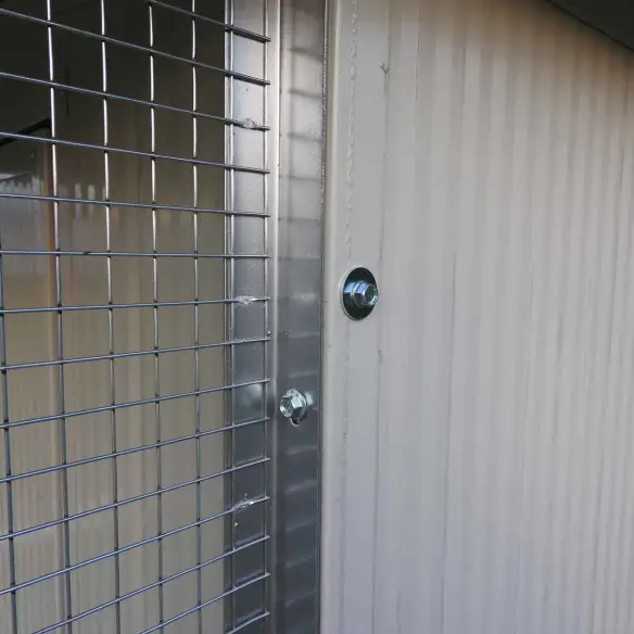 Détail panneau isolant et grillage chatterie extérieur