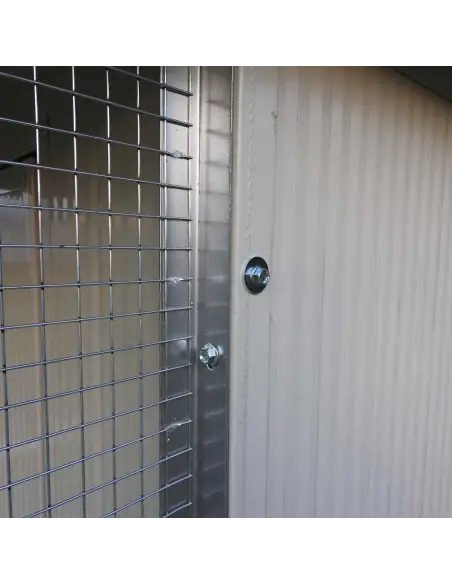 Détail panneau isolant et grillage chatterie extérieur