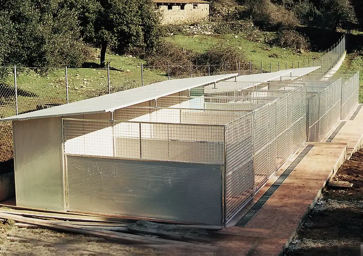 Structure de chenils ext&eacute;rieurs mont&eacute;e